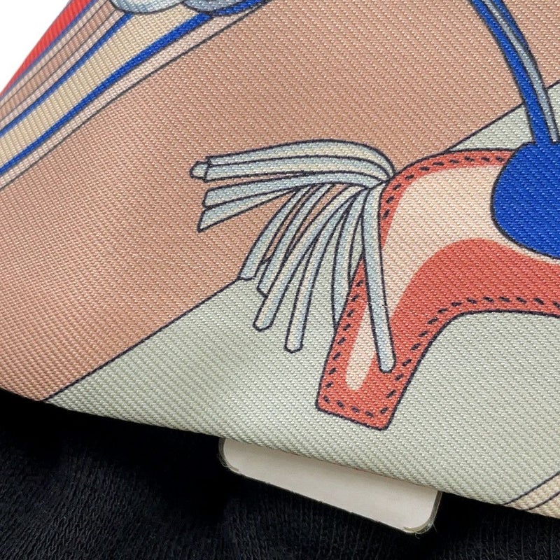 エルメス スカーフ ツイリー 馬勒とチャーム Brides et Gris-Gris シルクツイル 2023春夏