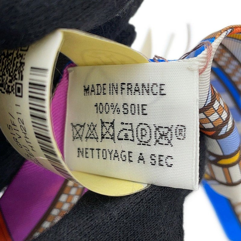 エルメス スカーフ ツイリー 馬勒とチャーム Brides et Gris-Gris HERMES シルクツイル 2023春夏