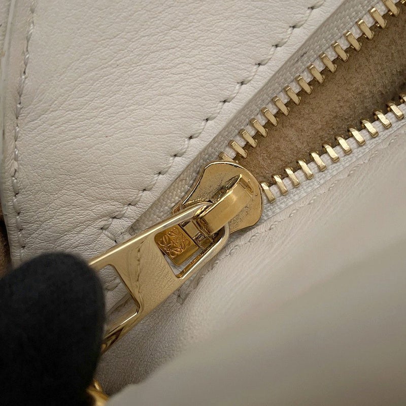 ロエベ チェーンショルダーバッグ パセオ スモール  レザー LOEWE バッグ 白