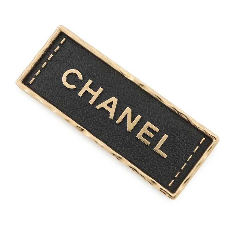 シャネル ブローチ ロゴ プレート A23 S ABA771 CHANEL アクセサリー
