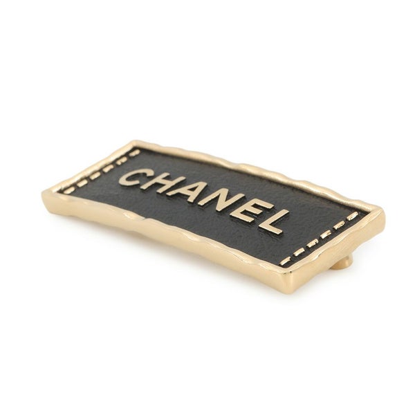 シャネル ブローチ ロゴ プレート A23 S ABA771 CHANEL アクセサリー