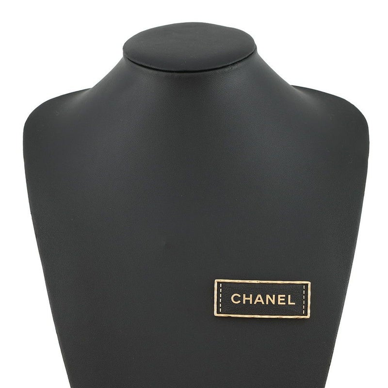 シャネル ブローチ ロゴ プレート A23 S ABA771 CHANEL アクセサリー