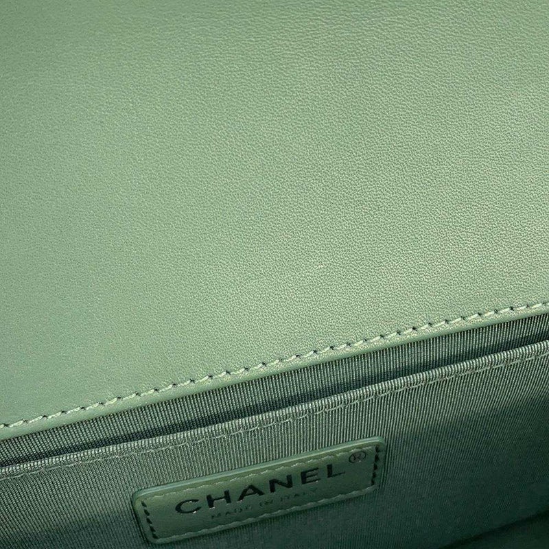 シャネル チェーンショルダーバッグ ココマーク ボーイシャネル ラムスキン A67086 CHANEL 斜めがけ BOY CHANEL