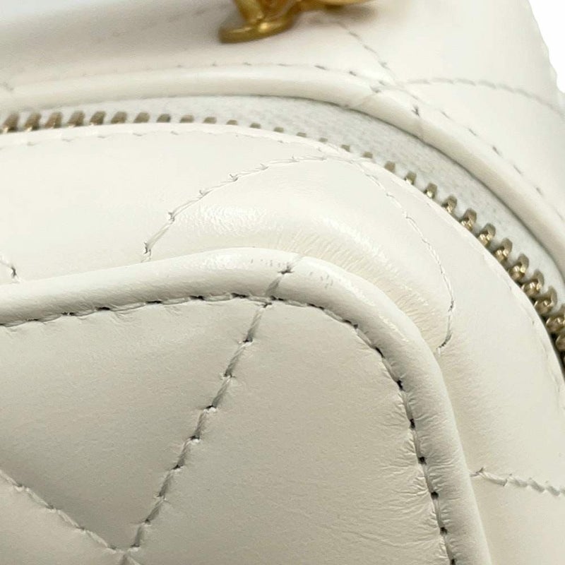 シャネル チェーンショルダーバッグ マトラッセ ココマーク バニティ カーフレザー CHANEL バッグ 白
