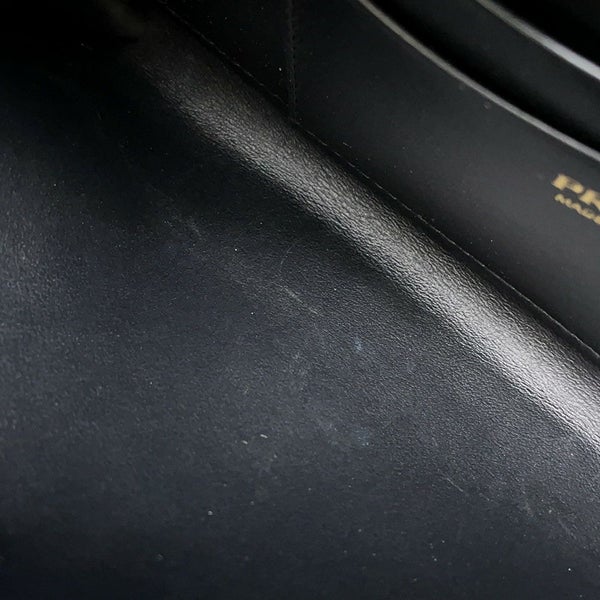 プラダ ショルダーウォレット  トライアングルロゴ ショルダーストラップ付き ウォレット レザー 1MT027 PRADA 財布 黒