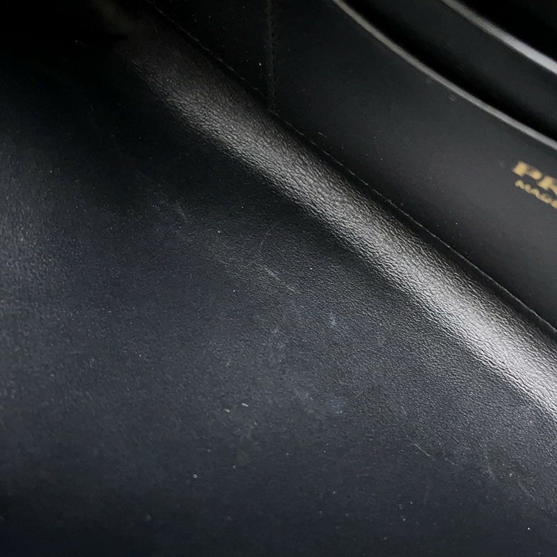 プラダ ショルダーウォレット  トライアングルロゴ ショルダーストラップ付き ウォレット レザー 1MT027 PRADA 財布 黒