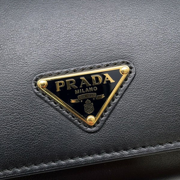 プラダ ショルダーウォレット  トライアングルロゴ ショルダーストラップ付き ウォレット レザー 1MT027 PRADA 財布 黒